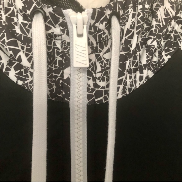 Women’s Nike Full Zip Hooded Jacket Windbreaker - Picture 3 of 13